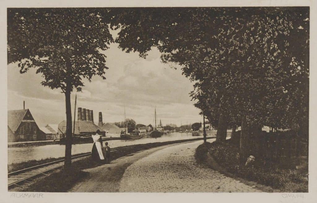 Prentbriefkaart van Buurtschap De Omval. Met de Kalkovens en de rails van het stoomtrammetje. Circa 1915.