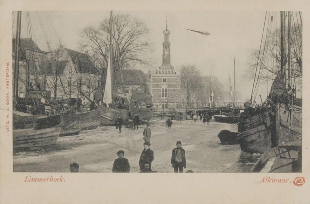 Prentbriefkaart IJs aan de Turfmarkt. Links de Limmerhoek. In het midden de Accijnstoren. Circa 1903.