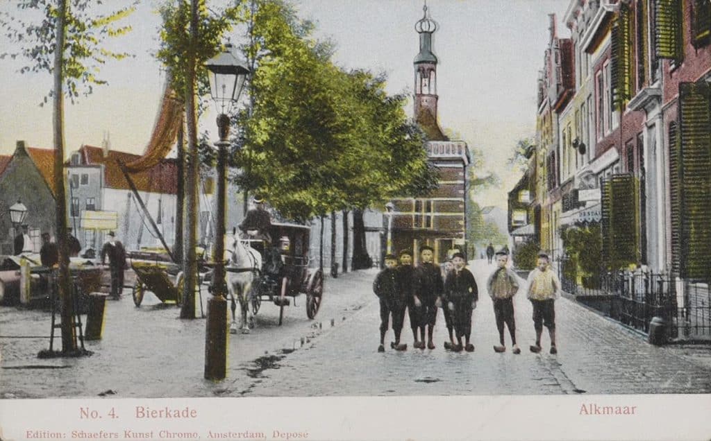 Prentbriefkaart Straattafereel op de Bierkade met een rijtuig. Op de achtergrond de Accijnstoren. Circa 1902.