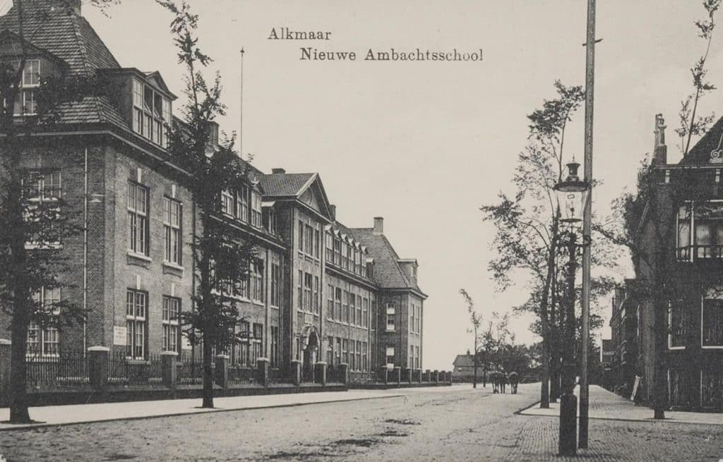 Prentbriefkaart van de voormalige Ambachtsschool en Burger Avondschool. Circa 1919.