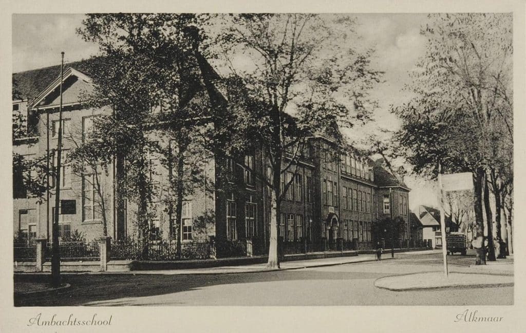 Prentbriefkaart van de voormalige Ambachtsschool en Burger Avondschool. Circa 1935.