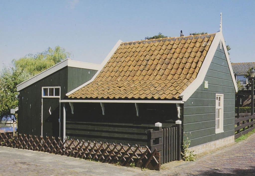 Prentbriefkaart van Het Kleinste Huisje uit 1995.