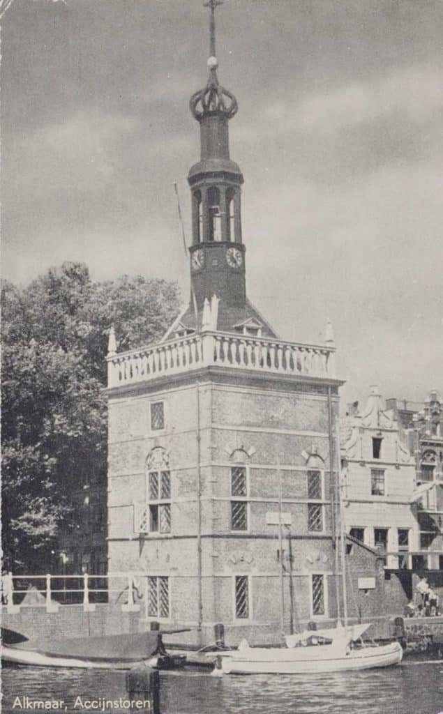 Prentbriefkaart van de Accijnstoren in 1948. Gezien vanaf de Voormeer. Naast de toren staat een urinoir.