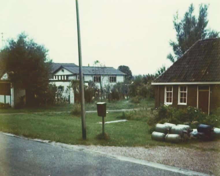 Rechts Omval 34. Links op de achtergrond de garage van Huib van Truien. 1975.