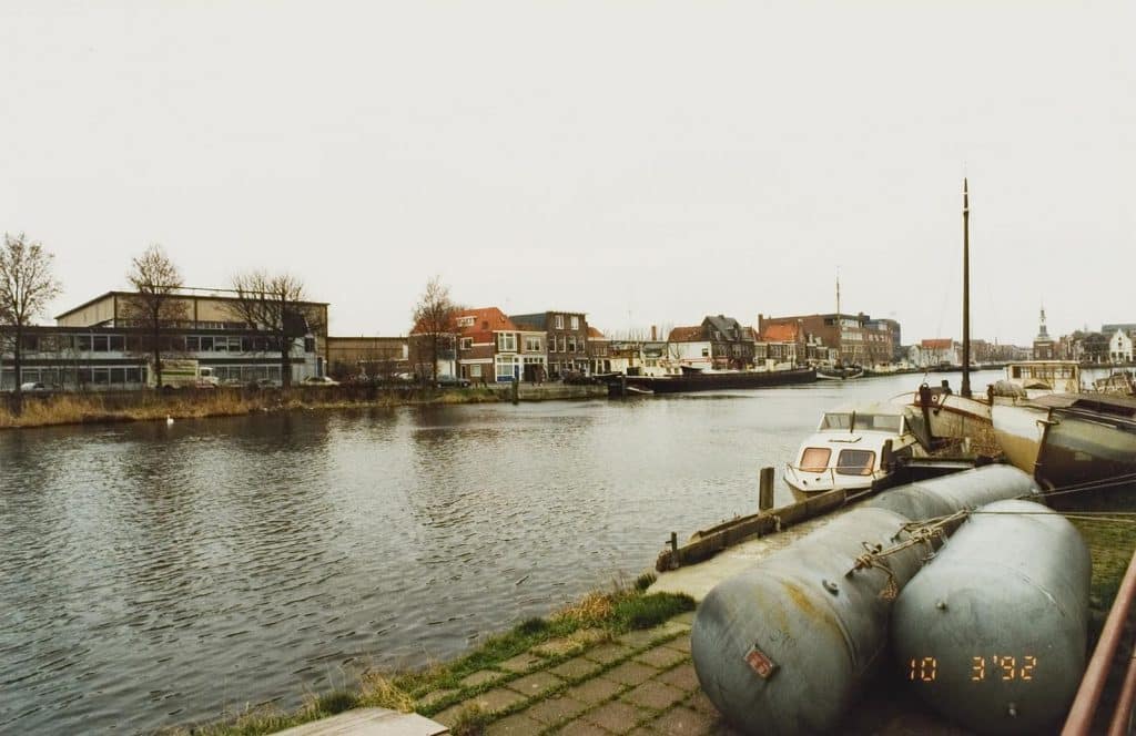 Voormeer 1 met de Nederlandse Machinefabriek Alkmaar en daarachter Philips Alkmaar. Rechts de Bierkade met de Accijnstoren. Op de voorgrond de Eilandswal. 1992. Foto J Elsinga