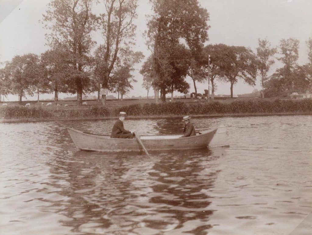 Roeiboot in het Noordhollandsch Kanaal ter hoogte van de Omval. 1903.