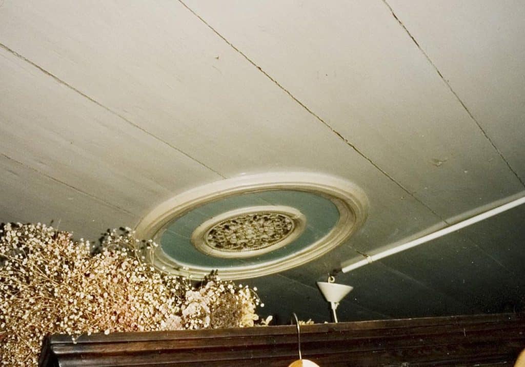 Stolpboerderij Omval 28. Ornament op het houten plafond. Circa 1995.