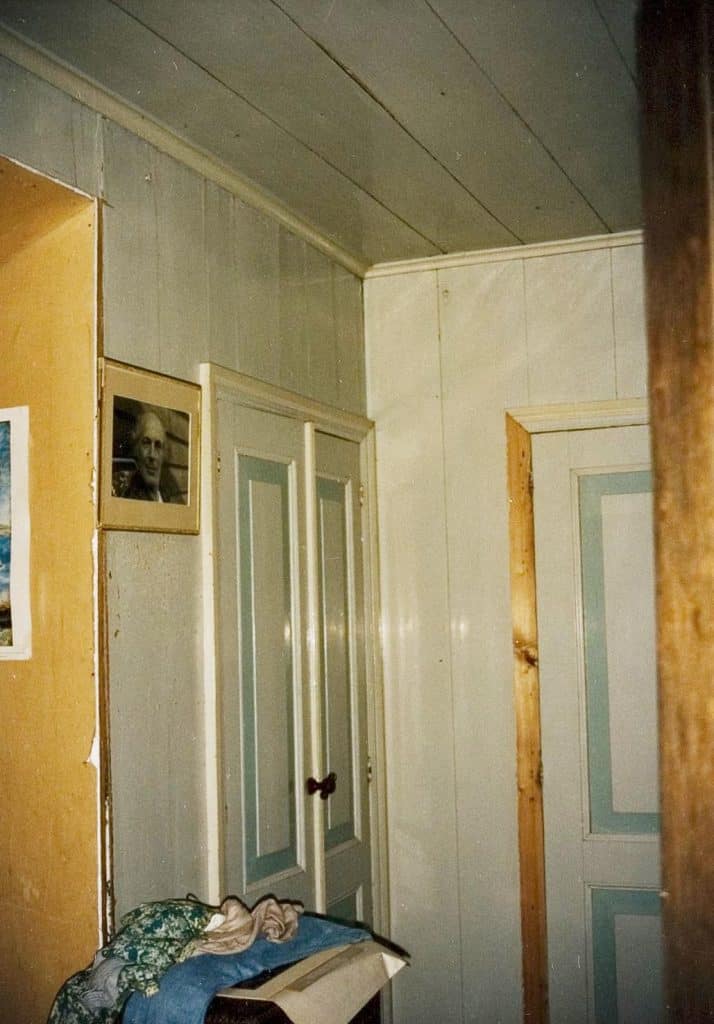 Stolpboerderij Omval 28. Woonkamer met paneeldeuren. Circa 1995.