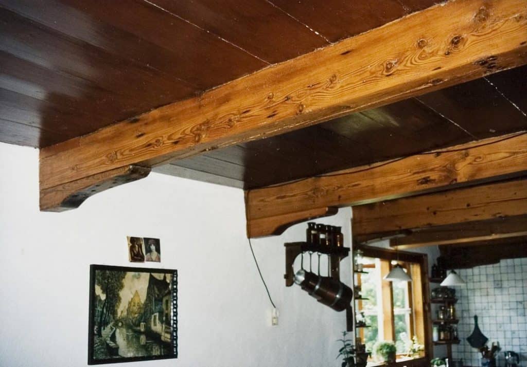 Stolpboerderij Omval 28. Woonkeuken met enkelvoudige balklaag. Hoofdbalken met sleutelstukken. Circa 1995.