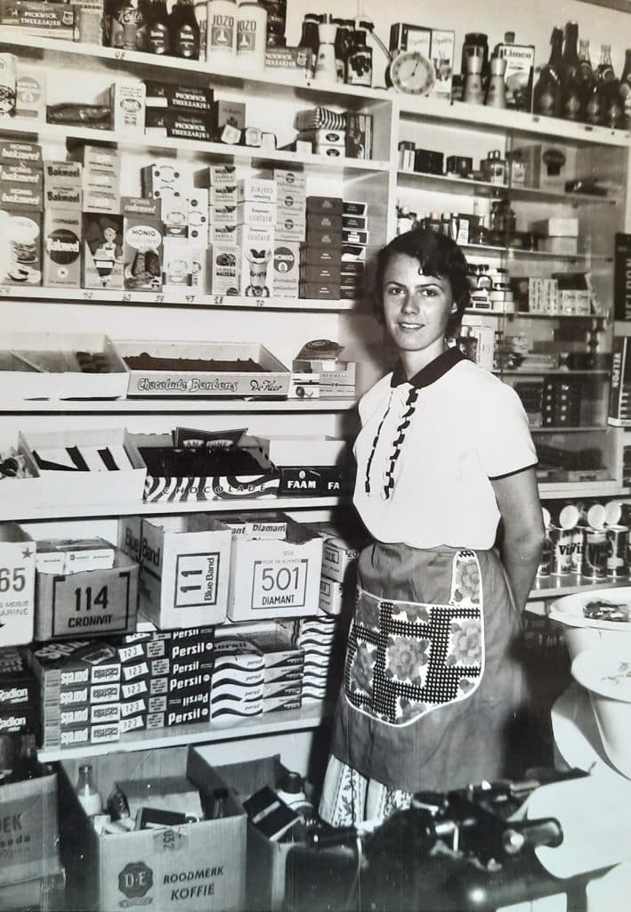 Tini Wokke in de kruidenierswinkel omstreeks 1959.