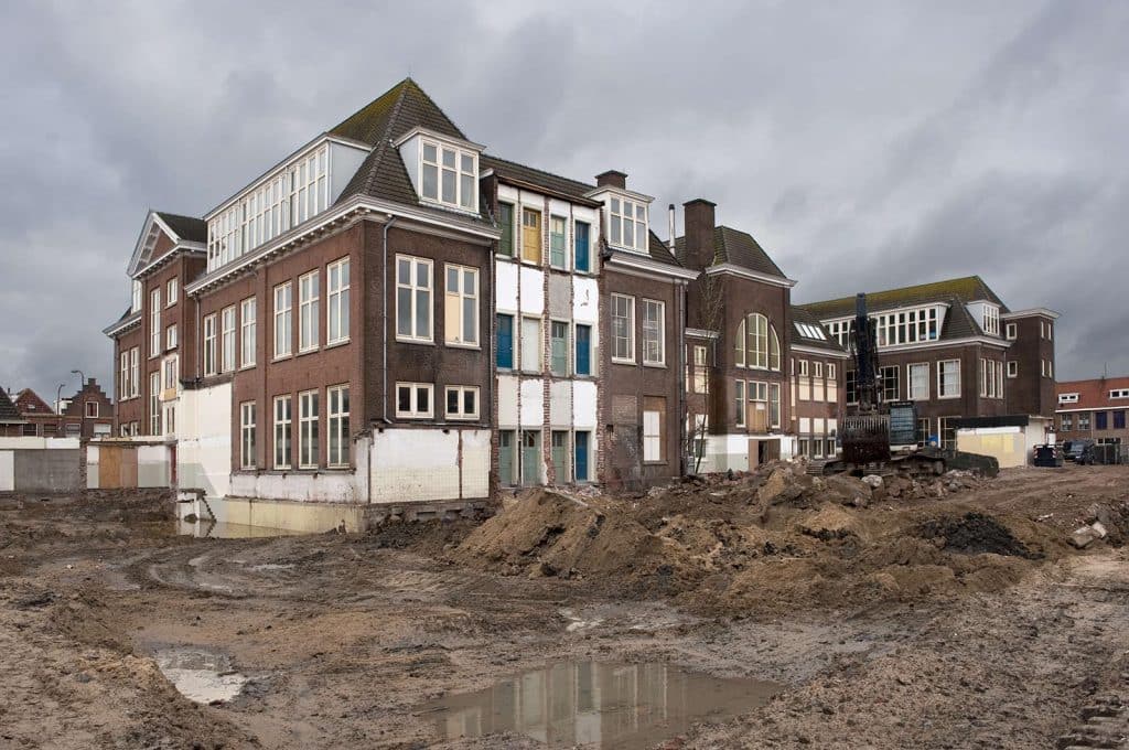 Achterzijde van de gevel van de voormalige Ambachtsschool. Het slopen van de fundering. Circa 2010. Foto J Elsinga