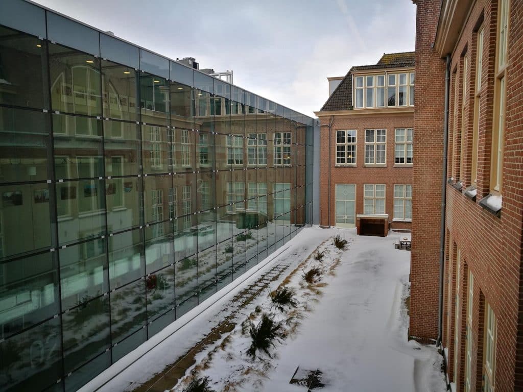 Binnentuin van de voormalige Ambachtsschool. Met links de depots van het Regionaal Archief. Foto L. Blokker 2021.