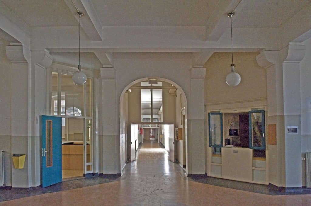 Centrale hal en gang naar lokaal 007. Voormalige Ambachtsschool Bergerweg 1. Circa 2010. Foto J Elsinga.