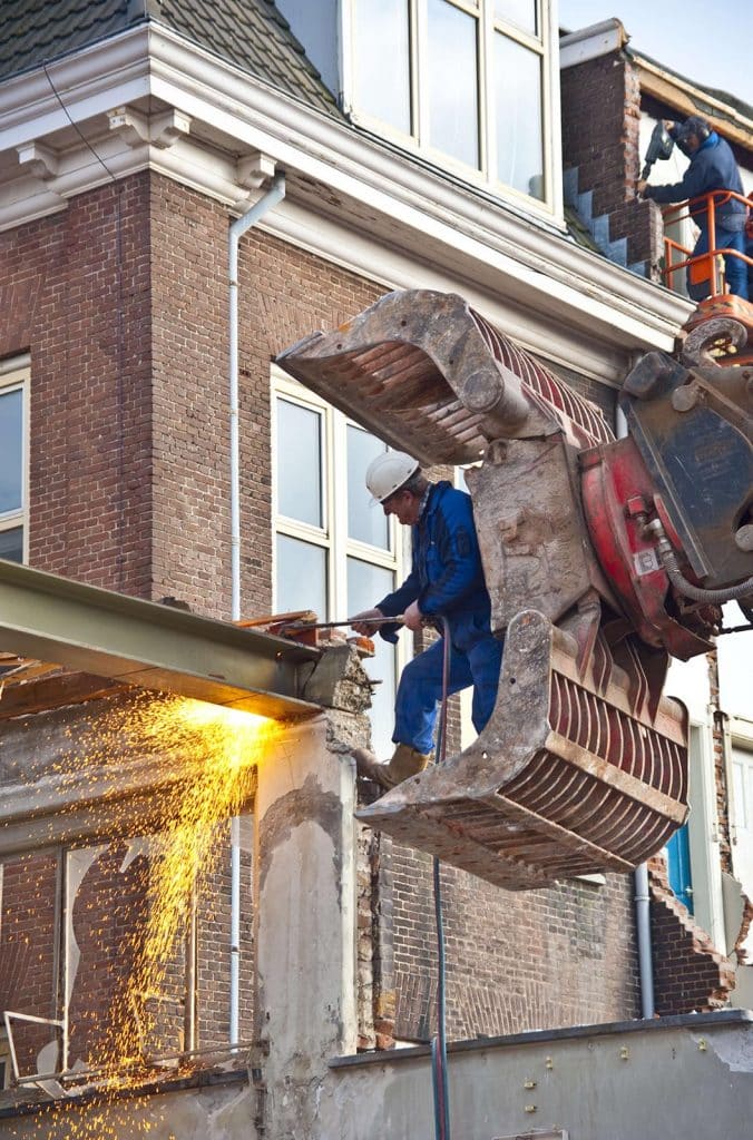De stalen balk van lokaal 112 wordt doorgebrand. Voormalige Ambachtsschool aan de Bergerweg in Alkmaar. Circa 2010. Foto J Elsinga