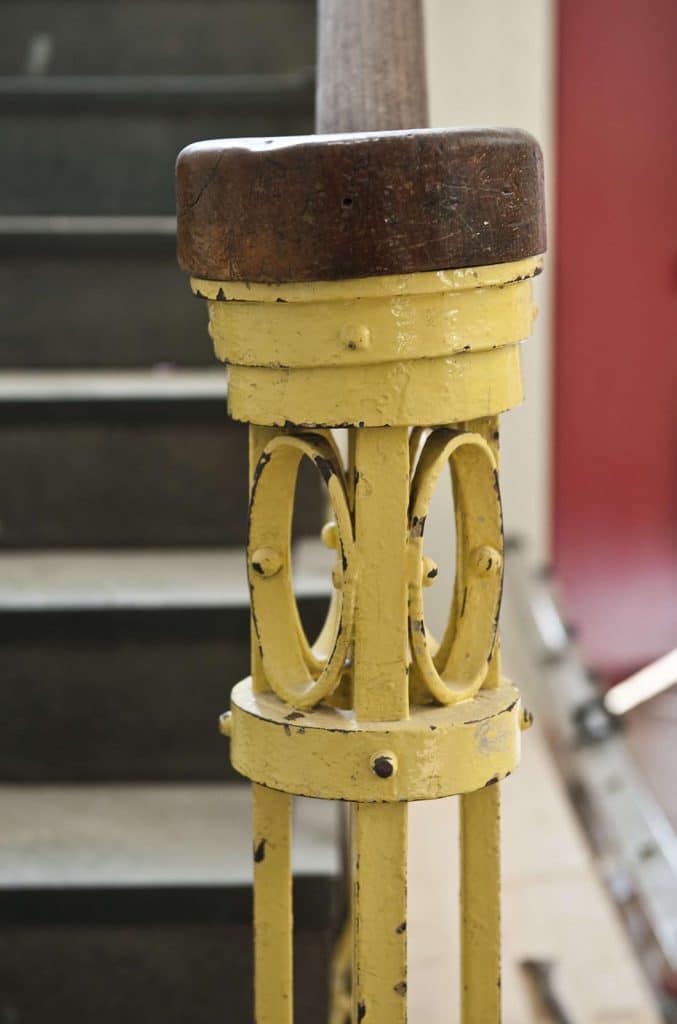 Hoofd baluster begane grond. Voormalige Ambachtsschool Bergerweg 1. Circa 2010. Foto J Elsinga.