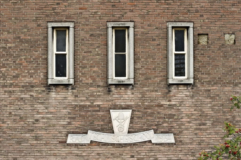 Detail op de muur van de voormalige Ambachtsschool aan de Krelagestraat. Tekst: R.A.D. Technische School 1954. Foto J. Elsinga. Circa 2010.