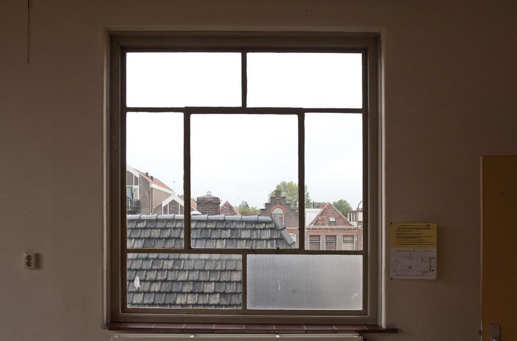 Raam van lokaal 114 Met uitzicht op de Bergerweg. Voormalige Ambachtsschool Bergerweg 1. Circa 2010. Foto J Elsinga.