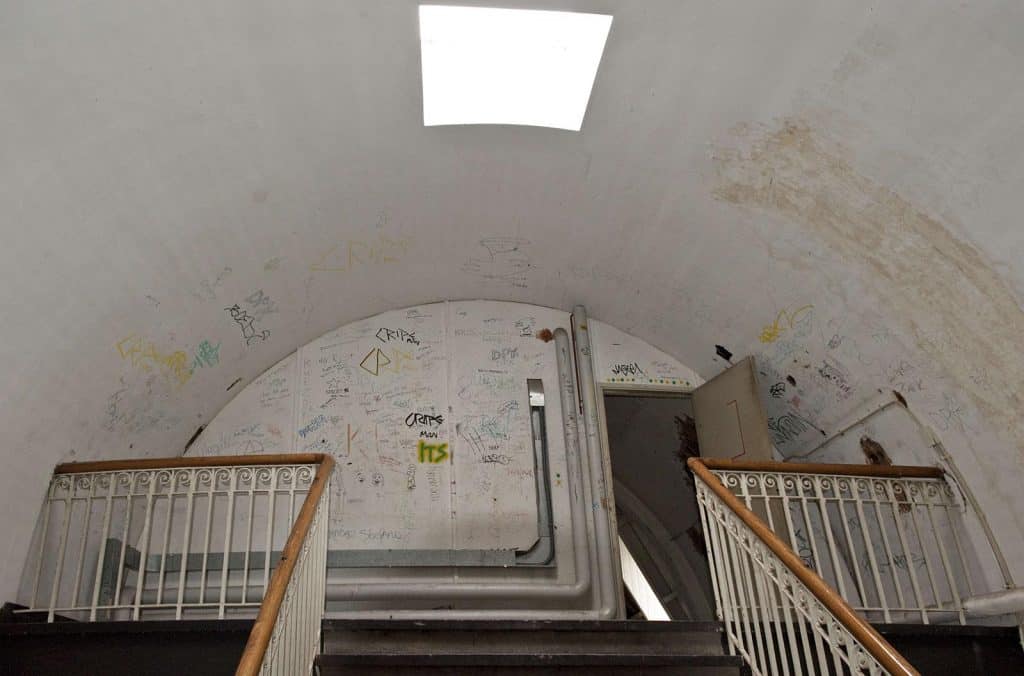 Toegangstrap naar de zolder met apparatuur voor luchtbehandeling. Op het ronde plafond en de muren staan allemaal namen gekrabbeld. Voormalige Ambachtsschool Bergerweg 1. Circa 2010. Foto J Elsinga.