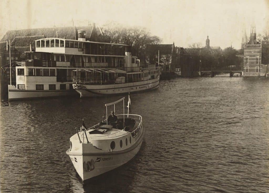 Voormeer met afgemeerde Packetboten in 1915. Rechts de Willemsbrug en de Accijnstoren. Op de voorgrond de boot Fürness II.