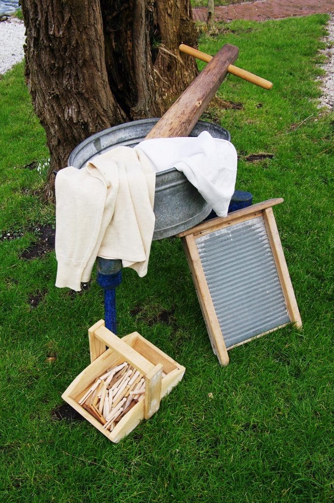 Wasgerei voor de bewoners van Het Kleinste Huisje. Vrouwen hadden vroeger een dagtaak aan het huishouden. Een wasmachine hadden ze bijvoorbeeld niet.