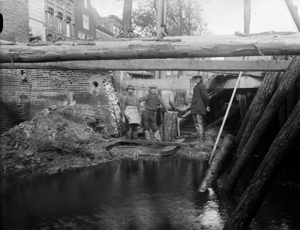 Werkzaamheden aan kademuur tussen Verdronkenoord en Luttik Oudorp in 1923.