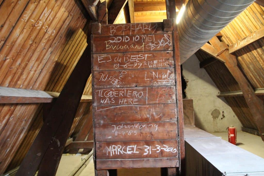 Zolder van de voormalige Ambachtsschool. Diverse namen zijn achtergelaten op het hout.