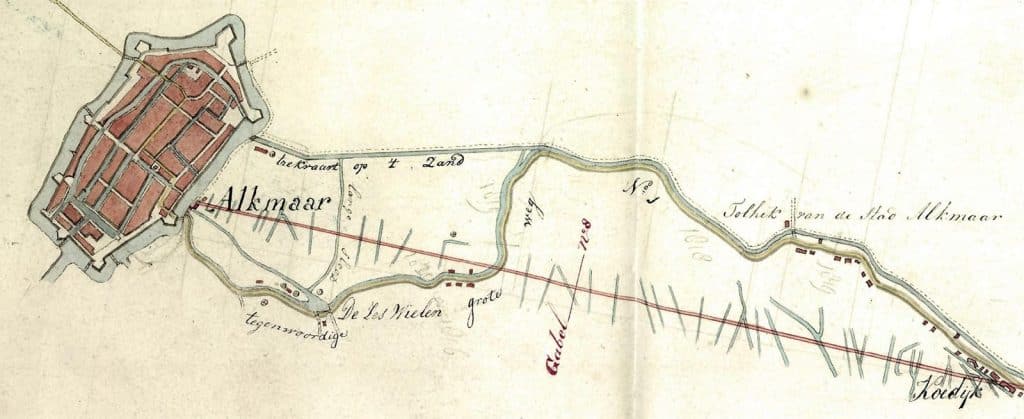 Het wegverbeteringsplan uit 1820 uit het Noord-Hollands Archief. Uit de collectie van Rijkswaterstaat Noord-Holland, met als tekst. ‘Kaart van een gedeelte des groten wegs no 1 van Leer naar Duinkerken, begrepen tusschen Alkmaar en het Nieuwediep met de projecten van verlegging en verbetering. Door C.W.M. Klijn.