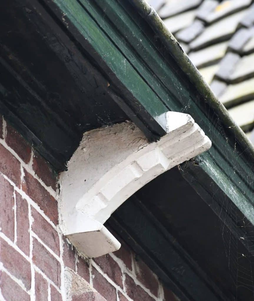 Hardstenen gootklossen van van Kanaaldijk 75 in Koedijk.