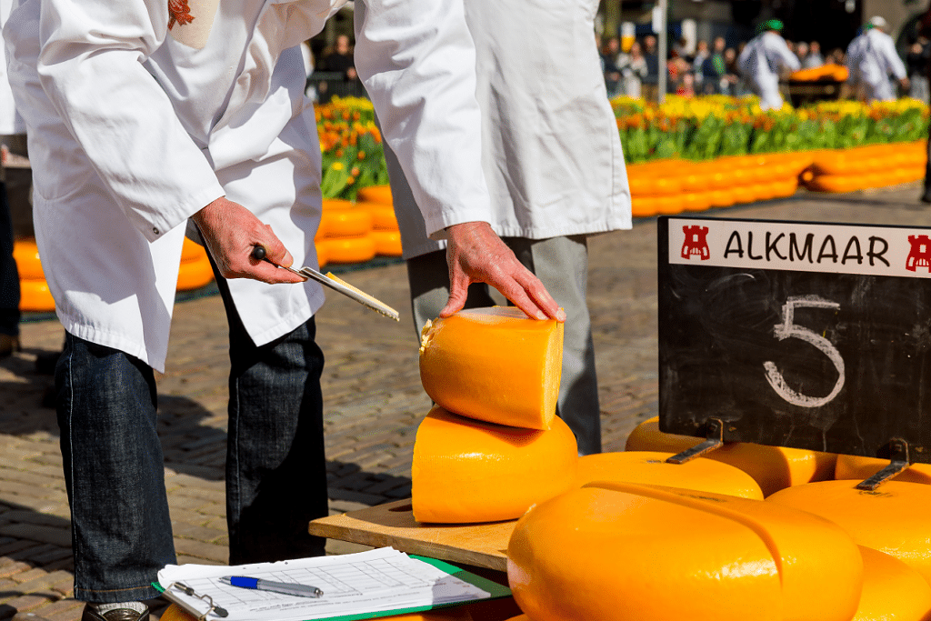 Kaas keuren Foto kaasmarkt.nl