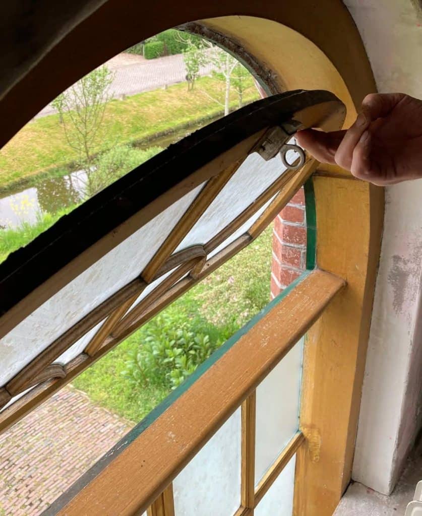 Kantelend kerkraam van de Noordeinder Vermaning in Noordeinde.