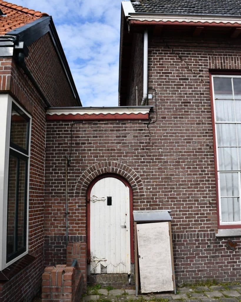 Houten poortje in Schermerhorn. Het staat naast de voormalige dorpsschool uit 1920 aan het Westeinde 93.