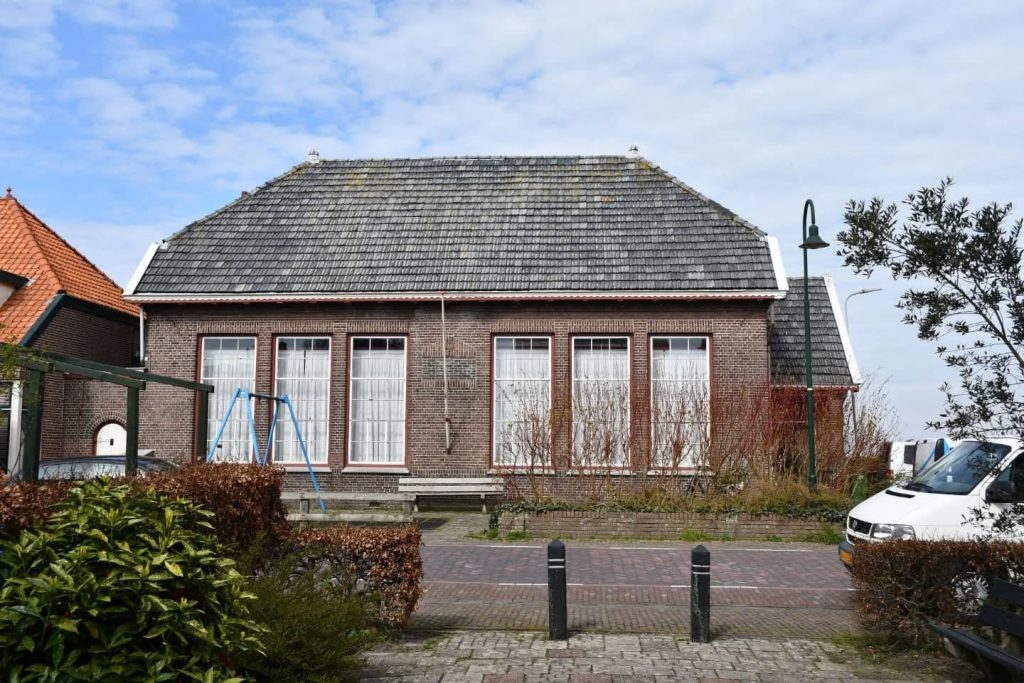 De voormalige dorpsschool uit 1920 aan het Westeinde 93 in Schermerhorn.