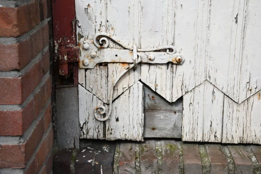 Houten poortje in Schermerhorn. Het staat naast de voormalige dorpsschool uit 1920 aan het Westeinde 93.