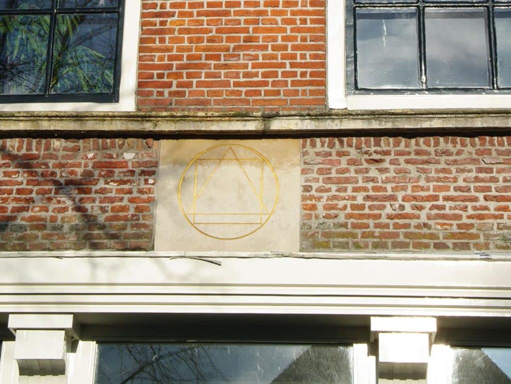 Lectorium-Rosicrucianum-Alkmaar met het Gouden Rozenkruis boven de deur