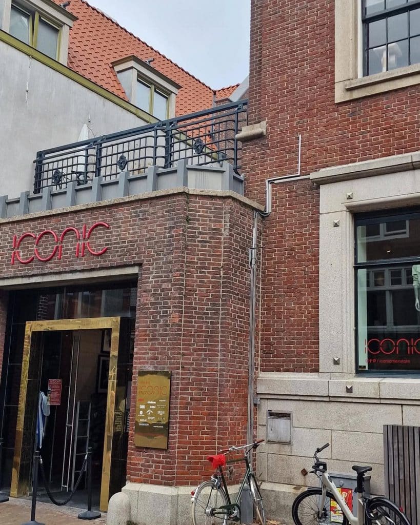 Een deel van de smeedijzeren roosters zijn hergebruikt als balustrade rond het dakterras..