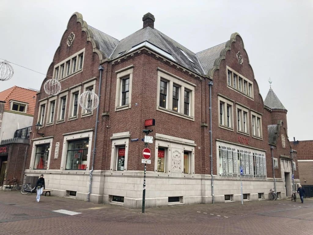De Voormalige Nederlandsche Bank in Alkmaar. Door de architecten Van Gendt uit Amsterdam en Leguit uit Alkmaar.