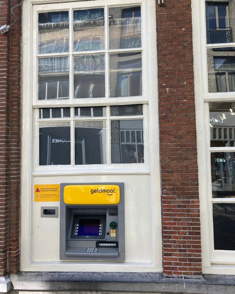 Omkeerbaar loket in de voormalige bank aan de Langestraat 55 in Alkmaar.