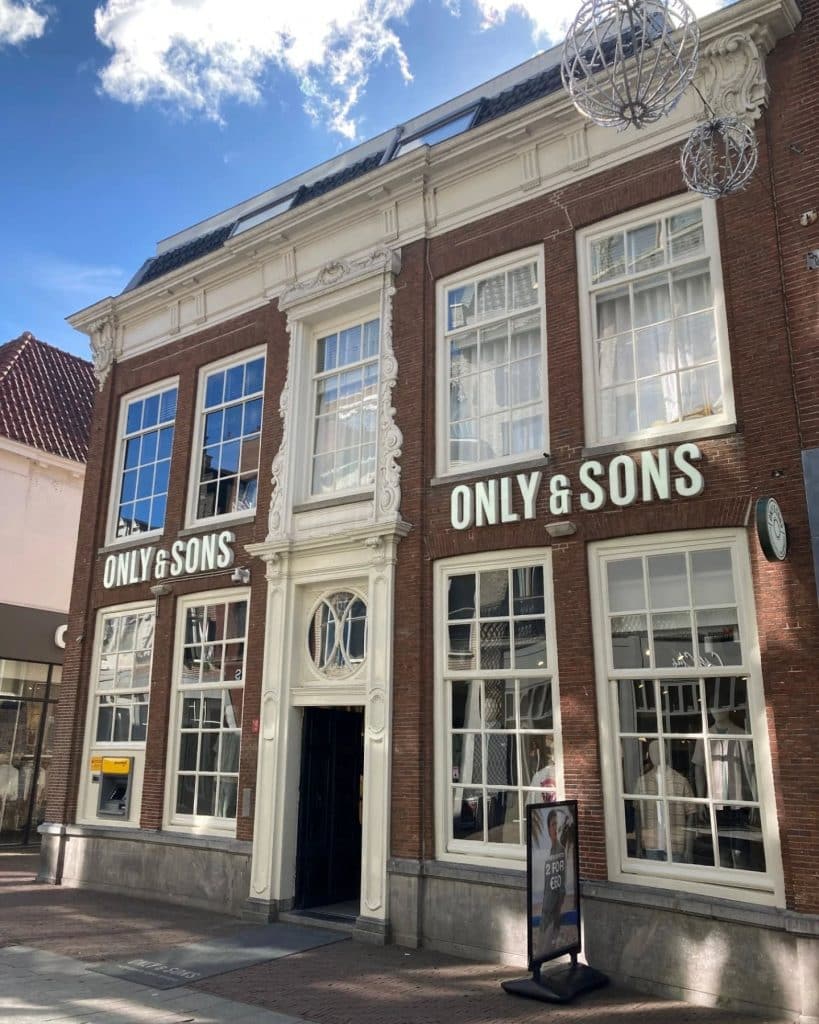 Voormalige bank met een rijke achttiende-eeuwse gevel aan de Langestraat 55 in Alkmaar.