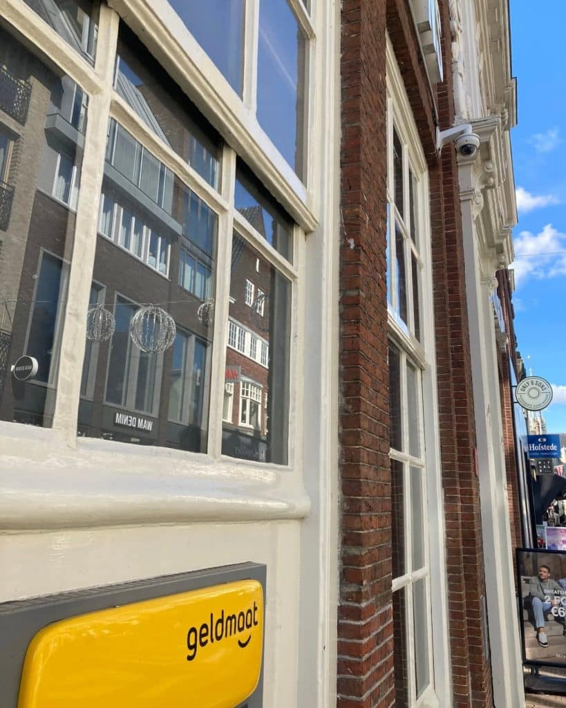 Omkeerbaar loket in de voormalige bank aan de Langestraat 55 in Alkmaar.