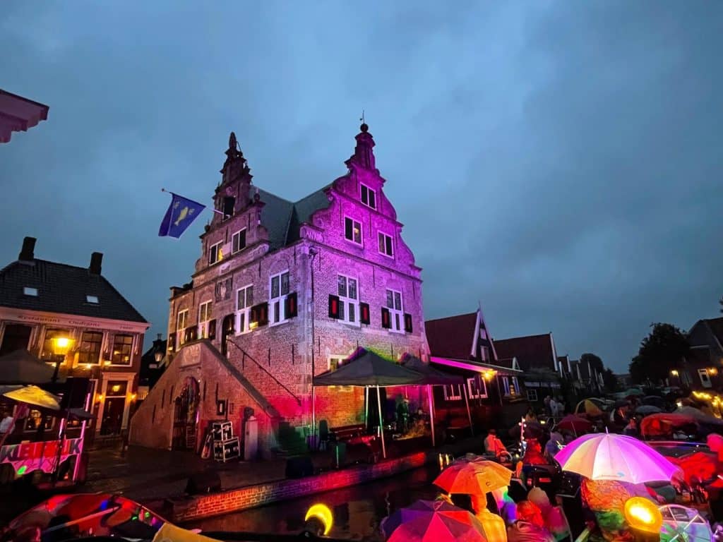 Een verlicht Raadhuis de Rijp tijdens het dorpsgracht concert in juli 2025. Foto Jaap Klaver