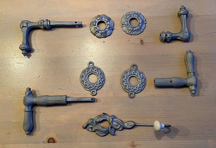 Alles binnenin het monument is niet meer authentiek. Maar met oude en antieke materialen vervangen. Er is onderzoek gedaan naar de materialen die gebruikt werden in 1766 en daarna zijn ze op zoek gegaan om dat allemaal bij elkaar te vinden. Zoals dit hang- en sluitwerk.