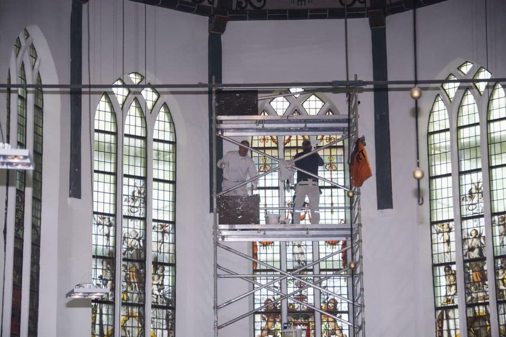 Renovatie van de gebrandschilderde ramen van de Grote Kerk Schermerhorn Foto Stadsherstel Amsterdam.