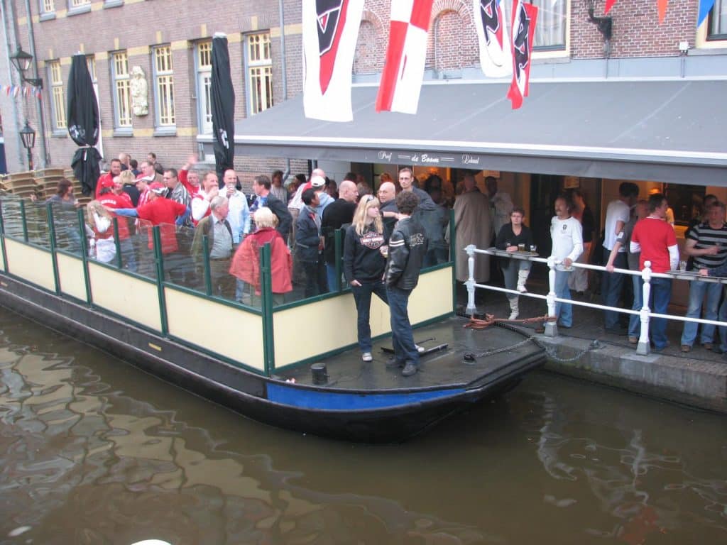 AZ supporters op een boot aan de achterzijde van Proeflokaal De Boom. Foto R de Mon 2009.