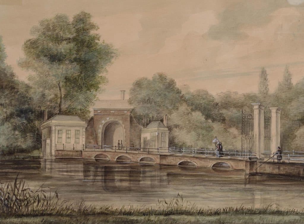 De Geesterpoort van buiten de stad gezien op een zomerse dag. Op de brug over de singel twee dames met parasol. Prent J. de Bleyker 1858.