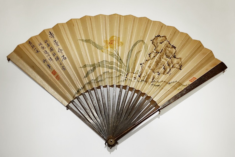 Vouwbare handwaaier uit 1762. Beschilderd door de Chinese keizer Qianlong voor zijn echtgenote. Peabody Essex Museum. Foto Daderot.