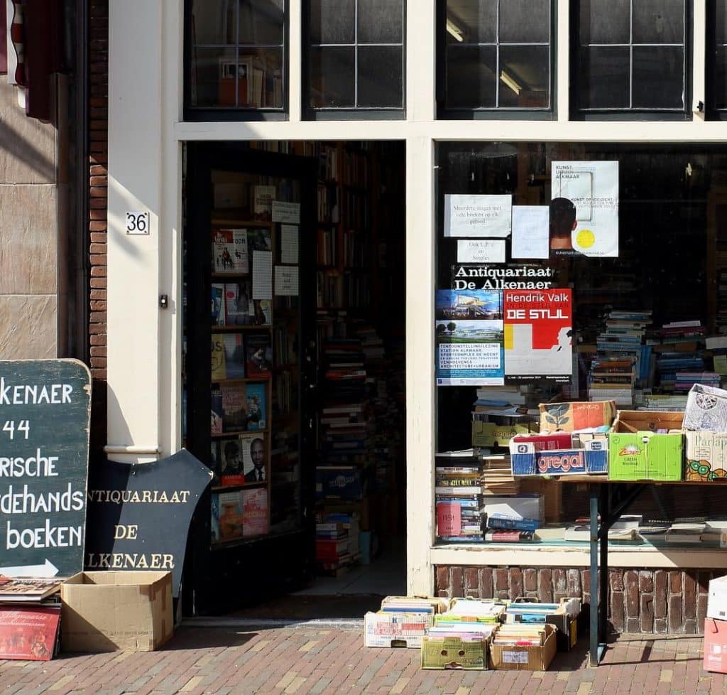 De boekenverzameling buiten uitgestald. Antiquariaat De Alkenaer. Foto van website leuketip.