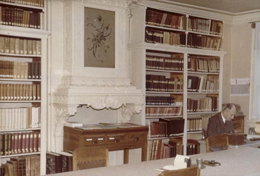 B. de la Faille in de studiezaal van het Gemeente Archief in het Moriaanshoofd in 1966