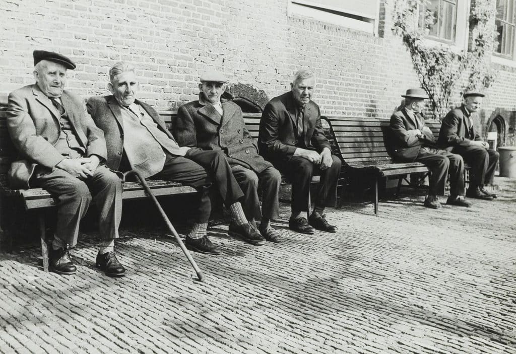 Bewoners van het Hof van Sonoy op de binnenplaats. Circa 1967 P J Bosman.