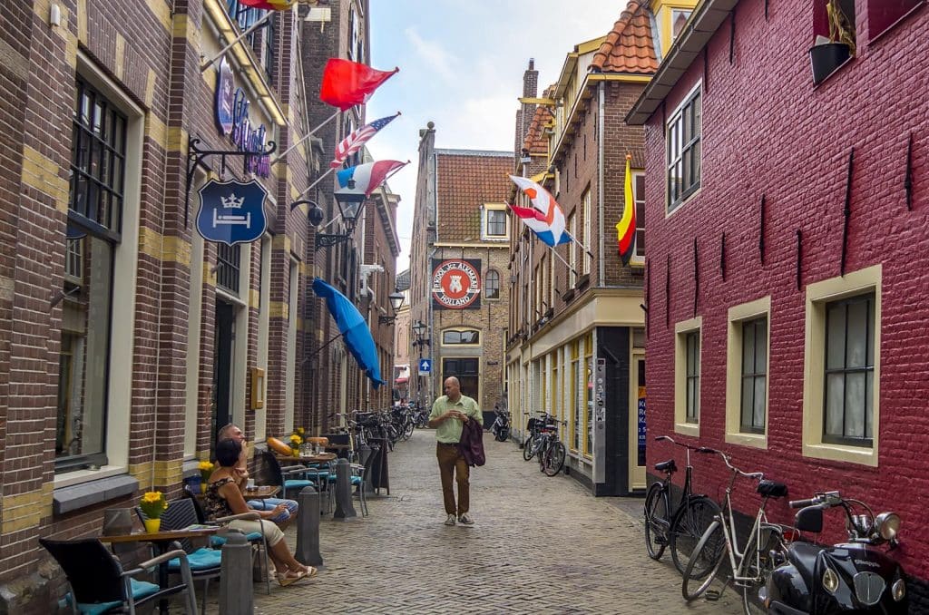 Biermuseum De Boom aan het einde van de straat. 'Narrow streets of Alkmaar'. Foto Iso Brown.