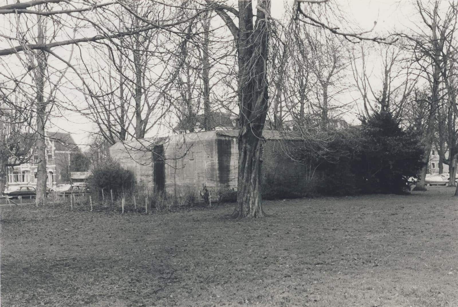 Bunker uit de 2e wereldoorlog bij de Kennemerstraatweg. Foto Berend Ulrich 1984.